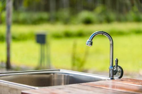 a kitchen sink with a water faucet at Tai  Ping  Shan Inn in Ta-hsi