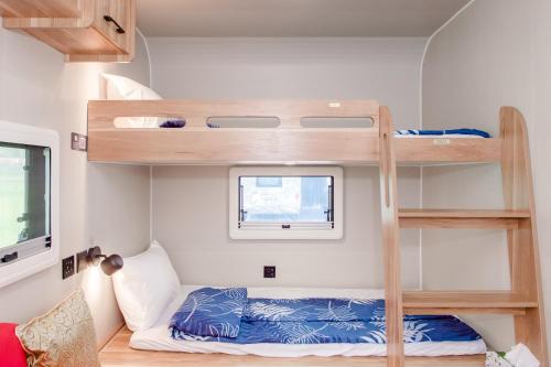 a small bedroom with bunk beds in a tiny house at Tai  Ping  Shan Inn in Ta-hsi