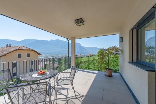 Vista generica sulle montagne o vista sulle montagne dall'interno dell'appartamento