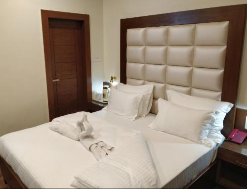 A bed or beds in a room at Hotel Yatrik