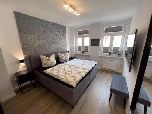 ein Schlafzimmer mit einem großen Bett in einem Zimmer in der Unterkunft Cityapartments am Hafen in Waren (Müritz)