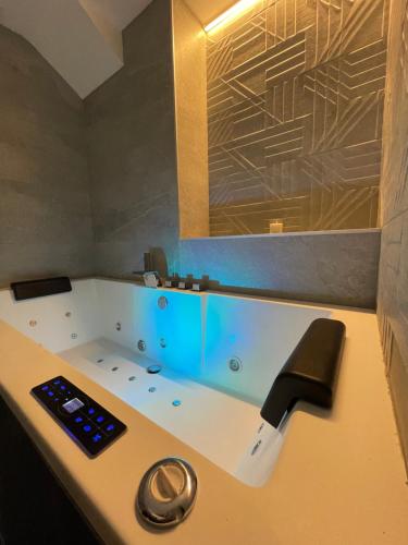 セルレルにあるApartamento Cerler 1540のバスルーム(バスタブ、シンク付)