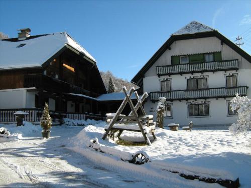 ein Haus mit Schnee auf dem Boden davor in der Unterkunft Ferienwohnungen Bacherhof in Sankt Michael im Lungau