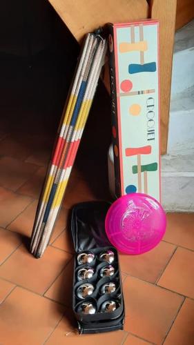 a group of pens and a cell phone next to a box at Gite de la Salamandre aan de rivier de Cher vlakbij Zoo de Beauval in Thésée