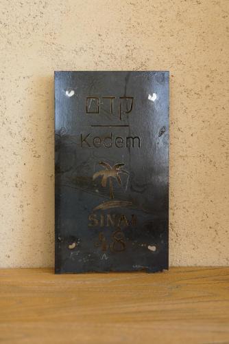 a black book with the name of a japan istg istg at סיני 48 מלון דירות בוטיק in Vered Yeriho