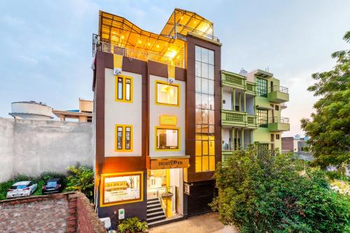 un edificio alto con muchas ventanas en The Hosteller Agra, en Agra