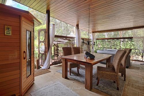 ein Esszimmer mit einem Holztisch und Stühlen in der Unterkunft Mudstone Suites in Pemberton