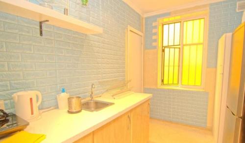 eine Küche mit Spüle und Fenster in der Unterkunft Guests House Mercado Malaga in Málaga