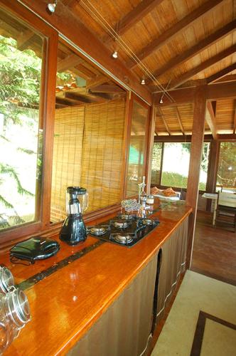 a kitchen with a counter with a blender on it at Casa Vista al Mar in Morro de São Paulo