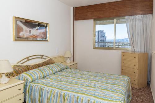 クリェラにあるNereo, 10º-45のベッドと窓が備わるホテルルーム