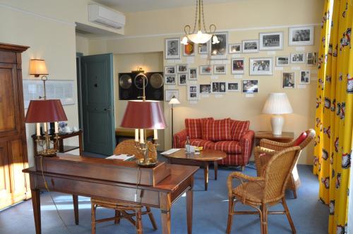 伯恩的住宿－內恩格獨特酒店，客厅配有钢琴和红色沙发