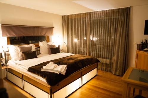 En eller flere senge i et værelse på Suitenhotel Zurbriggen