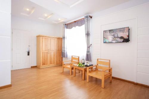 TV a/nebo společenská místnost v ubytování Yen Nam Hotel Nguyen Trong Tuyen