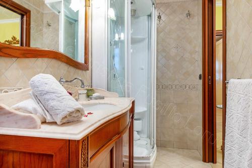 a bathroom with a sink and a shower at Locazione Turistica Fusillo Lorusso con parcheggio privato in loco in Barletta