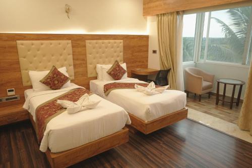 Una cama o camas en una habitación de Royal Lotus View Resotel