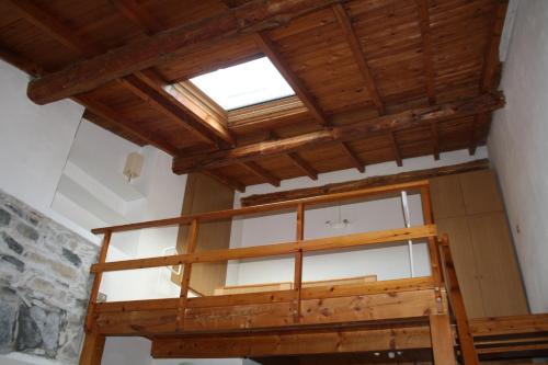 Habitación con ventana y techo de madera. en Le Tre Porte Como Vacanze, en Como