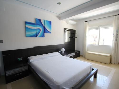 A bed or beds in a room at Agradable villa con piscina