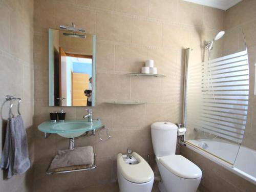 A bathroom at Agradable villa con piscina