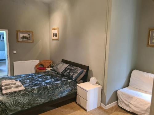 ein kleines Schlafzimmer mit einem Bett und einem kleinen Tisch in der Unterkunft Hen House in Cannock