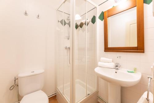 een badkamer met een douche, een toilet en een wastafel bij Résidence Pierre & Vacances La Villa Maldagora in Ciboure