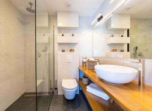 un bagno con un lavandino bianco e un water di Villa M - Dubrovnik a Zaton