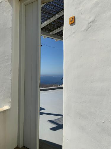 una entrada a un edificio blanco con vistas al océano en Villa Hill-Ton, en Arnados