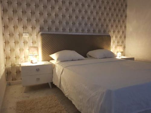 - une chambre avec un lit et deux lampes sur une table de nuit dans l'établissement DreamStay And Wonderful Near Tunisia Mall Lac 2, à Tunis