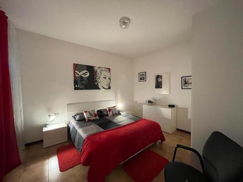 una camera con un letto con una coperta rossa di Da Mara Lago Di Como a Sormano