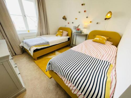 Ένα ή περισσότερα κρεβάτια σε δωμάτιο στο NEW! Beautiful contemporary property in Holt, Norfolk