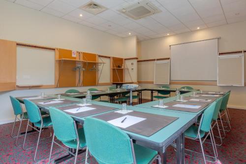 a conference room with a long table and chairs at B&B HOTEL Chartres Centre Cathédrale 3 étoiles in Chartres