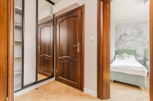 Ένα ή περισσότερα κρεβάτια σε δωμάτιο στο Apartamenty Gajówka- rowery, plac zabaw, sauna, jacuzzi
