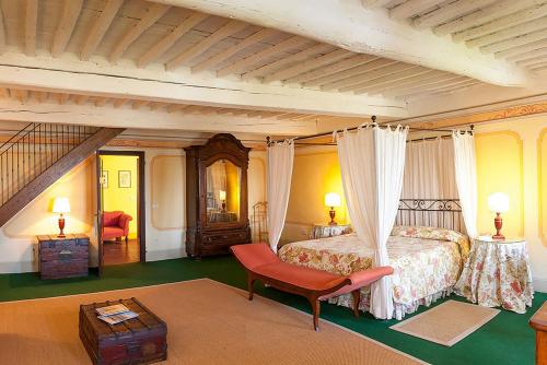 Agriturismo Mansi Bernardini في لوكّا: غرفة نوم بسرير وكرسي في غرفة