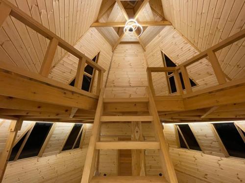 vistas interiores a un ático de madera con techo en North Villge Hirugano - Vacation STAY 21286v, en Gujō