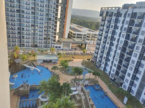 uma vista para uma grande piscina num resort em Swiss Garden Resort Residence, studio, sea & pool view, high level unit em Kuantan