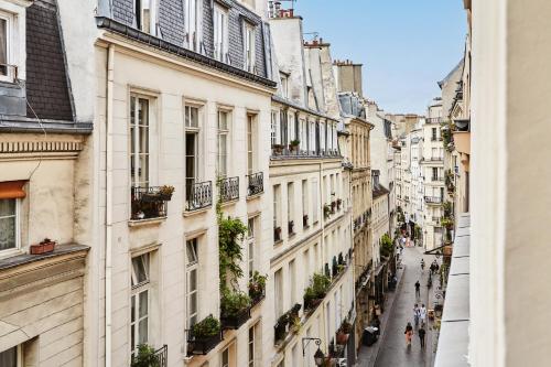 a city street in paris with buildings at Hôtel Tiquetonne in Paris