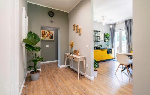 a living room with a table and a kitchen at Al Quadrato in Piobbico