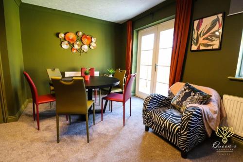 a dining room with a table and chairs at Cheerful Queens Quarters Boutique Rooms in Hartford