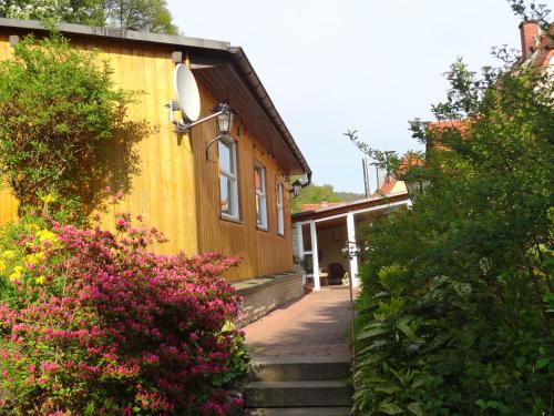 żółty dom ze schodami prowadzącymi do niego w obiekcie Pension Haus Ruth - Gartenhaus w mieście Stadt Wehlen