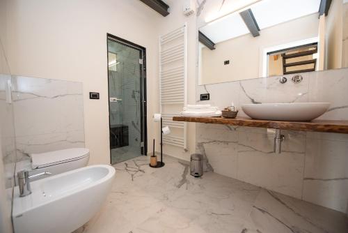 y baño con lavabo, bañera y aseo. en Bric D'Alù - Barbaresco, en Barbaresco