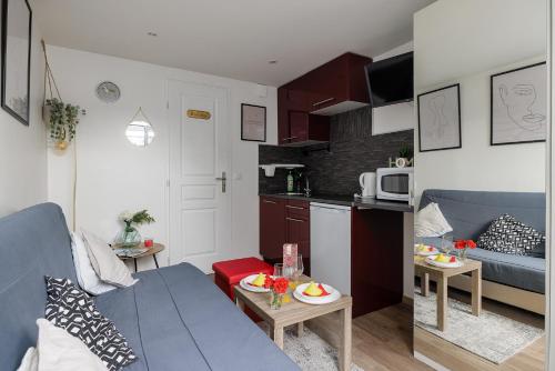 ein Wohnzimmer mit einem Sofa und einer Küche in der Unterkunft Paris 15 min VILLA ORNELLA in Savigny-sur-Orge