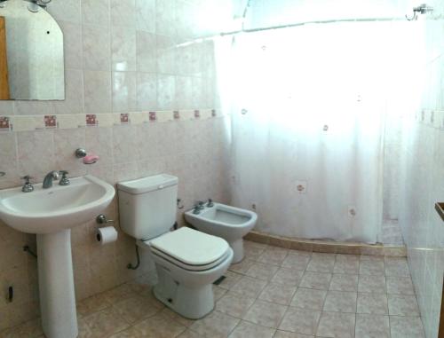 uma casa de banho com um WC, um lavatório e um chuveiro em Casa de Campo em San Rafael