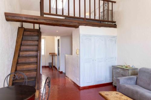 - un salon avec une mezzanine et un escalier dans l'établissement Appartements Vivo, à Cagnes-sur-Mer