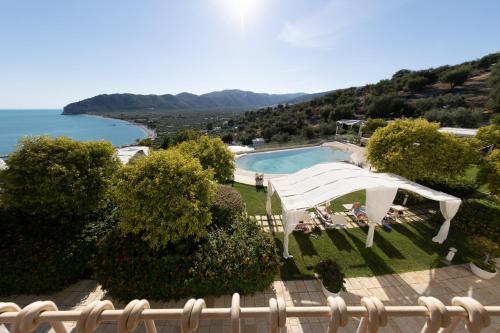 a view of a swimming pool and the ocean at Hotel Residence Il Porto in Mattinata