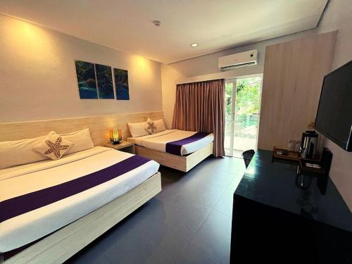 Postel nebo postele na pokoji v ubytování Treetop Suites
