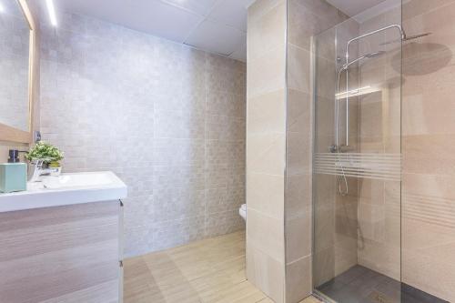 łazienka z prysznicem i umywalką w obiekcie Luxe Vista Histórico 5 rooms 4 baños w mieście Jerez de la Frontera