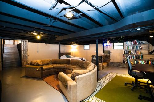 Ruang duduk di Great Location-5 Bd/3 Ba-Near Expo/UL/Fair/YUM/Zoo