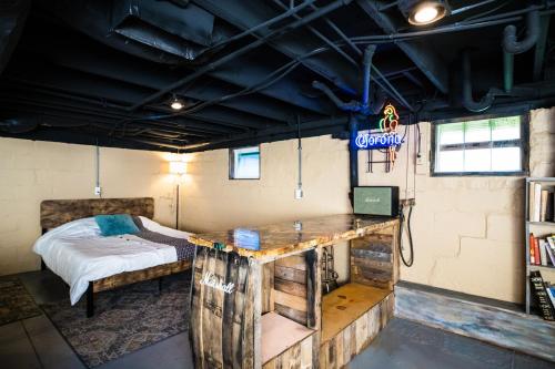 Zimmer mit einem Bett und einem Schreibtisch. in der Unterkunft Great Location-5 Bd/3 Ba-Near Expo/UL/Fair/YUM/Zoo in Louisville