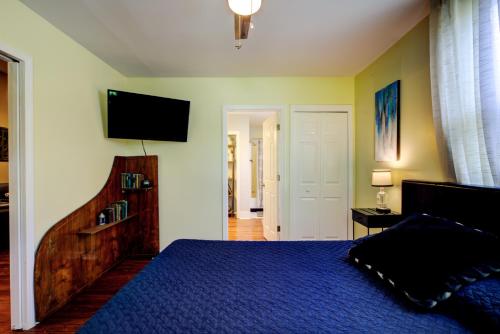 Televisyen dan/atau pusat hiburan di Great Location-5 Bd/3 Ba-Near Expo/UL/Fair/YUM/Zoo