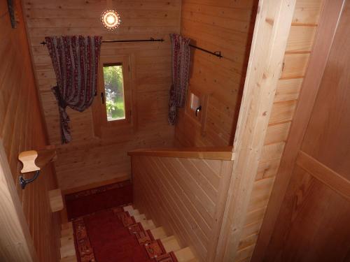 - une vue sur l'intérieur d'une chambre dans une cabane en rondins dans l'établissement Nagy Lak, à Sub Cetate