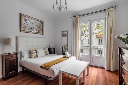 a bedroom with a bed and a window at dobohomes - Orense in Madrid